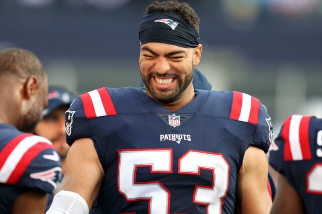 O jogador do New England Patriots, Kyle Van Noy #53, ri em campo.