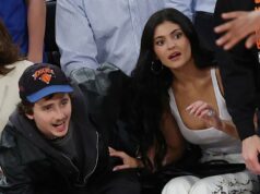 Kylie Jenner agarra Timothee Chalamet durante noite de encontro na quadra da NBA Timothee Chalamet e Kylie Jenner Boston Celtics e New York Knicks