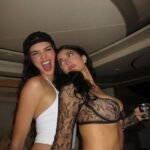 Kylie Jenner (R) teve a 'melhor noite de todas' festejando no esgotado festival de música da Califórnia Coachella Valley Music and Arts Festival em Indio no sábado ao lado de sua irmã mais velha Kendall Jenner (L)