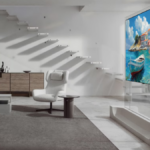 Colagem com TV LG W6 Wallpaper pendurada em um suporte transparente na sala de estar ao lado da vista lateral do LG W6 Wallpaper