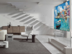 LG W6 Wallpaper vs. The Frame Pro: Por que o Wallpaper TV é tão caro? Colagem com TV LG W6 Wallpaper pendurada em um suporte transparente na sala de estar ao lado da vista lateral do LG W6 Wallpaper