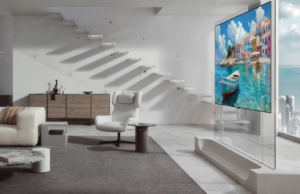 LG W6 Wallpaper vs. The Frame Pro: Por que o Wallpaper TV é tão caro? Colagem com TV LG W6 Wallpaper pendurada em um suporte transparente na sala de estar ao lado da vista lateral do LG W6 Wallpaper