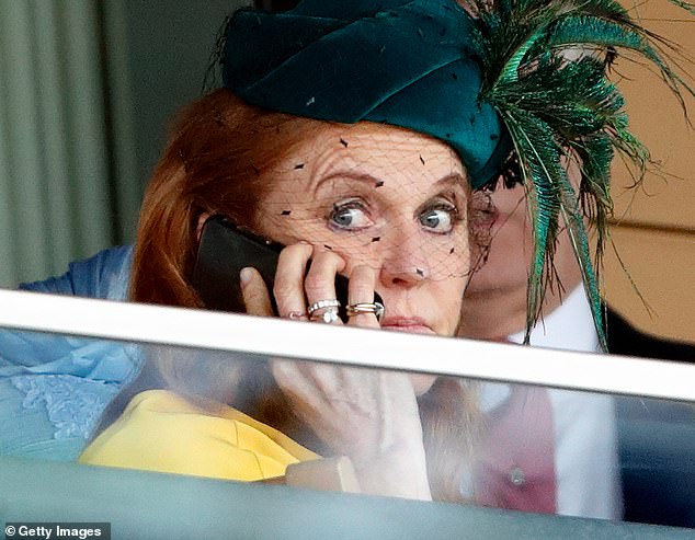 LIZ JONES: Sarah Ferguson não é má, ela é imprudente Liz Jones diz que Fergie deve estar oprimida pela culpa de decepcionar suas filhas e repetir seu próprio ciclo familiar de casos