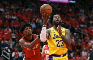 Lakers derrotou Rockets na prorrogação e liderou a série por 3-0, Celtics venceu Sixers FILADÉLFIA, PENSILVÂNIA - 24 DE ABRIL: Jayson Tatum # 0 do Boston Celtics dribla a bola contra Vj Edgecombe # 77 do Philadelphia 76ers no terceiro quarto durante o terceiro jogo dos playoffs da primeira rodada da Conferência Leste na Xfinity Mobile Arena em 24 de abril de 2026 na Filadélfia, Pensilvânia. Os Celtics derrotaram os 76ers por 108-100. NOTA AO USUÁRIO: O Usuário reconhece e concorda expressamente que, ao baixar e/ou usar esta fotografia, o Usuário está concordando com os termos e condições do Contrato de Licença da Getty Images. Mitchell Leff/Getty Images/AFP (Foto de Mitchell Leff / GETTY IMAGES NORTH AMERICA / Getty Images via AFP)