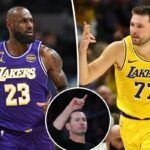 LeBron James, vestindo uma camisa roxa e amarela do Lakers com