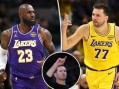 Lakers garantem vaga nos playoffs, Divisão do Pacífico com derrota do Suns LeBron James, vestindo uma camisa roxa e amarela do Lakers com