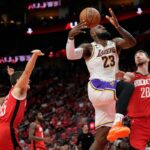 LeBron James vai à cesta contra Reed Sheppard e Alperen Sengun durante um jogo dos playoffs da NBA.