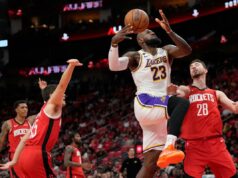 Lakers perdem para Kevin Durant-less Rockets no jogo 4 pela primeira derrota na série de playoffs LeBron James vai à cesta contra Reed Sheppard e Alperen Sengun durante um jogo dos playoffs da NBA.