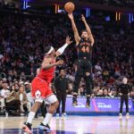 O armador do New York Knicks, Landry Shamet (44), chuta de três pontos para o atacante do Chicago Bulls, Guerschon Yabusele (28).