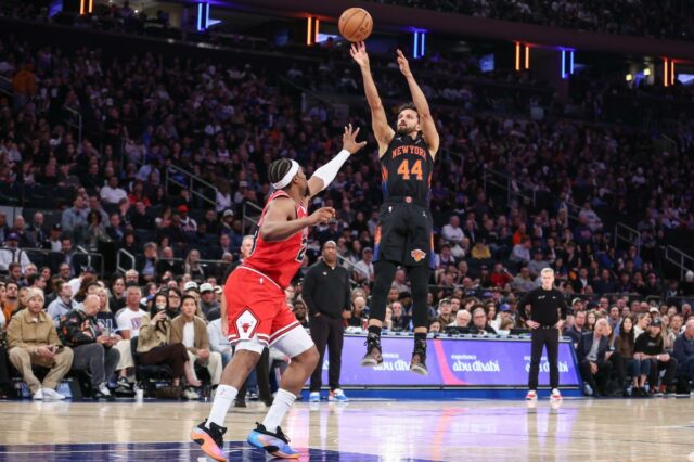Landry Shamet grato pela oportunidade 'especial' dos Knicks após retorno O armador do New York Knicks, Landry Shamet (44), chuta de três pontos para o atacante do Chicago Bulls, Guerschon Yabusele (28).