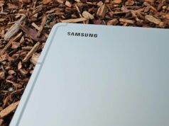 Laptops Samsung Galaxy Book podem seguir o caminho do Android Samsung Galaxy S25 deitado de bruços sobre uma mesa com o logotipo da Samsung visível