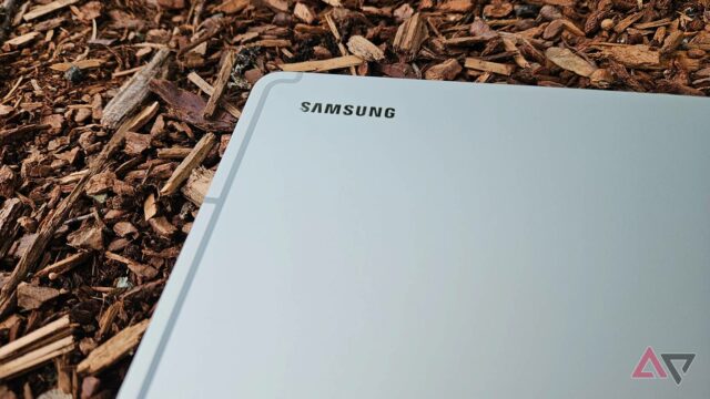 Samsung Galaxy S25 deitado de bruços sobre uma mesa com o logotipo da Samsung visível