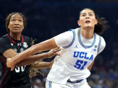 Lauren Betts, da UCLA, sai do jogo contra a Carolina do Sul com susto de lesão na garganta Lauren Betts plays against South Carolina in championship game