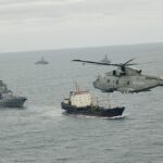 A Marinha Real será forçada a pedir ajuda aos franceses para interceptar navios russos em águas britânicas porque a frota do Reino Unido está a lutar para cumprir “compromissos operacionais”, dizem fontes. Na foto: HMS Somerset, HMS St Albans e um helicóptero Merlin rastreando um navio russo