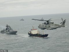 Le Humilhação: A outrora poderosa Marinha enfrenta implorando à frota francesa por ajuda para patrulhar nossas PRÓPRIAS águas enquanto o PM é ridicularizado pelo acordo de Chagos. Reviravolta: ‘Estamos contando com nosso inimigo mais antigo’ A Marinha Real será forçada a pedir ajuda aos franceses para interceptar navios russos em águas britânicas porque a frota do Reino Unido está a lutar para cumprir “compromissos operacionais”, dizem fontes. Na foto: HMS Somerset, HMS St Albans e um helicóptero Merlin rastreando um navio russo