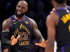 LeBron James destrói Memphis, admite que está determinado a mudar os Grizzlies LeBron James com uniforme do Lakers com as mãos para cima, de frente para Bronny James, que está de costas para a câmera.