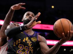 LeBron James marca 28, Lakers ganha vantagem de 2 a 0 sobre o Rockets na série Playoff da NBA O atacante do San Antonio Spurs, Victor Wembanyama (1), sofre uma forte queda na quadra durante o primeiro tempo do jogo 2 da primeira rodada da série de basquete dos playoffs da NBA contra o Portland Trail Blazers em San Antonio, terça-feira, 21 de abril de 2026. (AP Photo / Eric Gay)