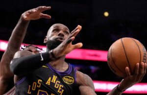 LeBron James marca 28, Lakers ganha vantagem de 2 a 0 sobre o Rockets na série Playoff da NBA O atacante do San Antonio Spurs, Victor Wembanyama (1), sofre uma forte queda na quadra durante o primeiro tempo do jogo 2 da primeira rodada da série de basquete dos playoffs da NBA contra o Portland Trail Blazers em San Antonio, terça-feira, 21 de abril de 2026. (AP Photo / Eric Gay)