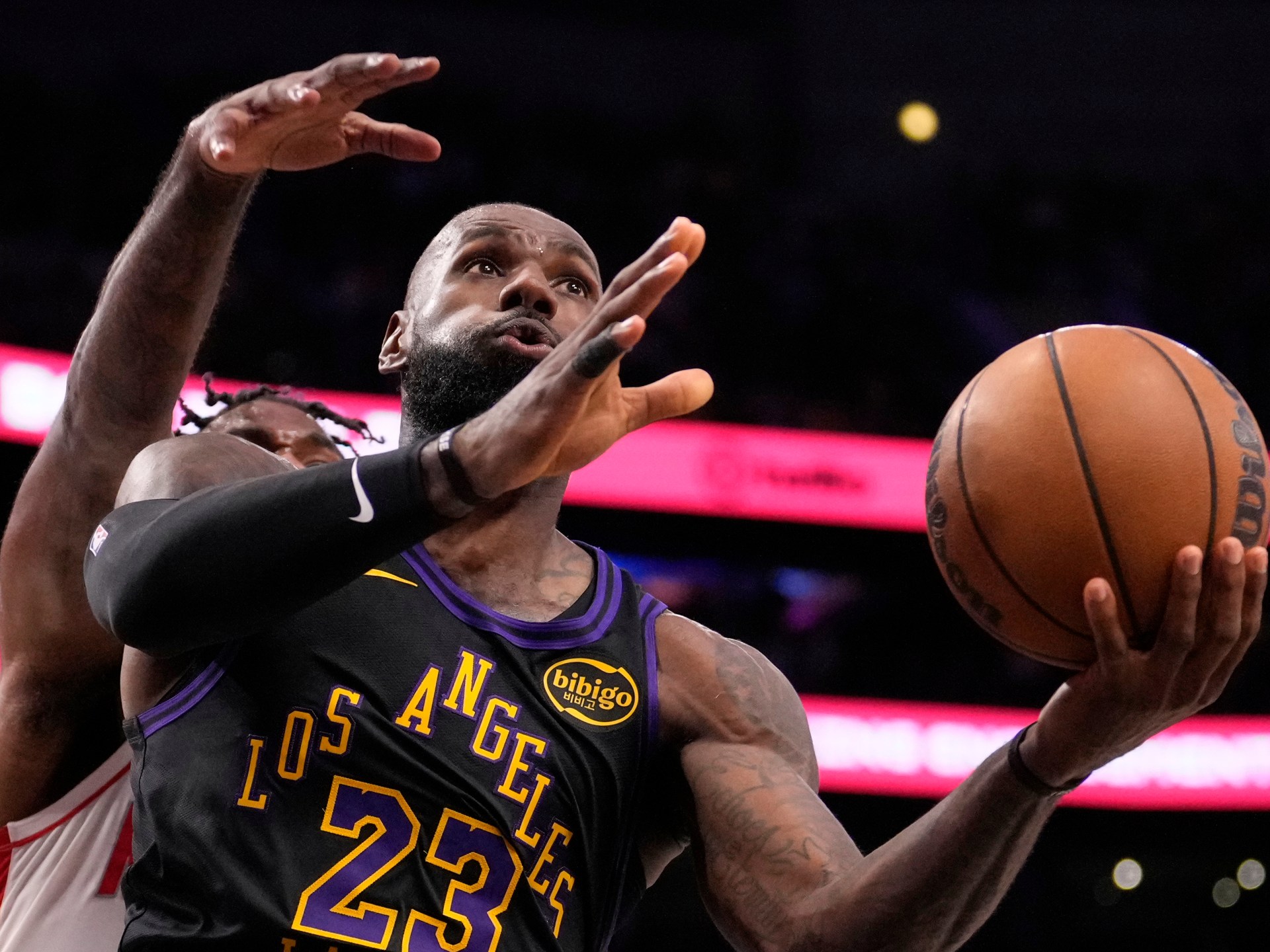 O atacante do San Antonio Spurs, Victor Wembanyama (1), sofre uma forte queda na quadra durante o primeiro tempo do jogo 2 da primeira rodada da série de basquete dos playoffs da NBA contra o Portland Trail Blazers em San Antonio, terça-feira, 21 de abril de 2026. (AP Photo / Eric Gay)