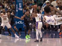 LeBron James permite que o filho Bronny ouça imediatamente após o erro durante a derrota do Lakers para o Mavericks LeBron James, com a camisa do Lakers, gesticula com os braços cruzados enquanto conversa com seu filho, Bronny James Jr., com a camisa do Lakers.