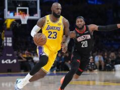 LeBron e Lakers chocam Rockets com vitória no jogo 1 dos playoffs da NBA Luke Kennard em ação.
