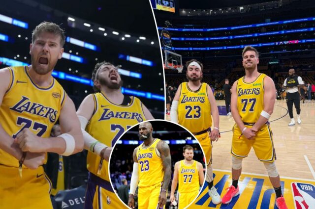 Dois torcedores do Lakers, Tom Biddle e Mantis Taylor, vestindo camisas de Luka Doncic e Lebron James respectivamente, comemoram nas arquibancadas.