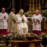 O Papa Leão XIV dá uma bênção durante a Vigília Pascal na Basílica de São Pedro.
