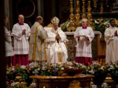 Leão XIV celebra a primeira vigília pascal como papa, apela à harmonia e à paz num mundo dilacerado pela guerra O Papa Leão XIV dá uma bênção durante a Vigília Pascal na Basílica de São Pedro.