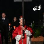 O Papa Leão XIV (foto) conduziu as celebrações da Páscoa à luz de velas em Roma, tornando-se o primeiro papa em décadas a carregar uma cruz durante toda a procissão da Sexta-Feira Santa