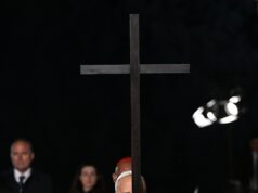 Leão XIV lidera as celebrações da Páscoa ao se tornar o primeiro papa em décadas a carregar a cruz para uma procissão completa da Sexta-Feira Santa O Papa Leão XIV (foto) conduziu as celebrações da Páscoa à luz de velas em Roma, tornando-se o primeiro papa em décadas a carregar uma cruz durante toda a procissão da Sexta-Feira Santa