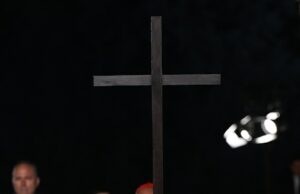 Leão XIV lidera as celebrações da Páscoa ao se tornar o primeiro papa em décadas a carregar a cruz para uma procissão completa da Sexta-Feira Santa O Papa Leão XIV (foto) conduziu as celebrações da Páscoa à luz de velas em Roma, tornando-se o primeiro papa em décadas a carregar uma cruz durante toda a procissão da Sexta-Feira Santa