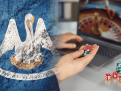 Legisladores da Louisiana avançam na repressão contra sorteios online ilegais Projeto de lei da Louisiana tem como alvo sites de sorteios e seus financiadores. Imagem composta mostrando a bandeira do estado da Louisiana com um pelicano à esquerda e, à direita, uma pessoa segurando fichas de cassino enquanto usa um laptop exibindo um jogo de roleta online, com dados na mesa em primeiro plano.