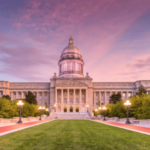 Legisladores de Kentucky promovem projeto de lei de jogos que proíbe os mercados de previsão esportiva e aumenta a idade de apostas para 21 anos. Frankfort, Kentucky, EUA, com o Capitólio do Estado de Kentucky ao anoitecer.