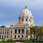 Projeto de lei de Minnesota visa apostas preditivas no mercado. A cúpula da Minnesota State House ergue-se sobre os ramos legislativos do edifício