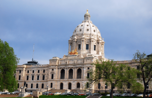 Legisladores de Minnesota impõem proibição criminal de plataformas de apostas de mercado de previsão Projeto de lei de Minnesota visa apostas preditivas no mercado. A cúpula da Minnesota State House ergue-se sobre os ramos legislativos do edifício