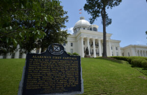 Legisladores republicanos pressionam o controle estatal sobre cidades democratas 081225.Dont_Tread_On_Me_Tank.jpg