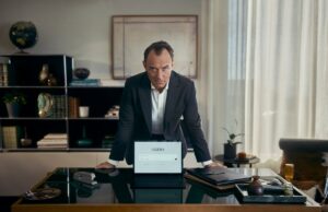 Legora, startup legal de IA, atinge avaliação de US$ 5,6 e sua batalha com Harvey ficou ainda mais acirrada Legora's marketing campaign featuring Jude Law