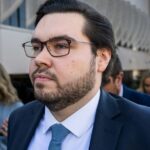 Bruce Lehrmann (à direita) deixa o Tribunal de Magistrados em Toowoomba, Queensland, em 17 de junho de 2024. O Sr. Lehrmann é acusado de duas acusações de estupro. Foto: Dan Peled