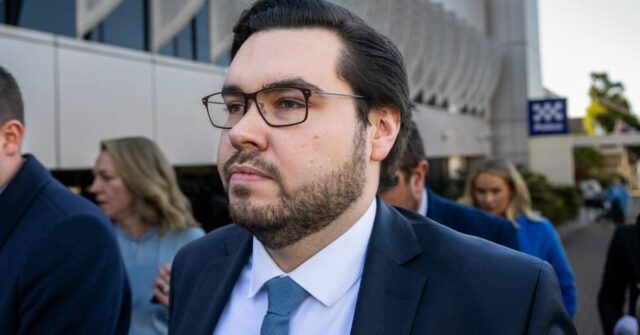 Bruce Lehrmann (à direita) deixa o Tribunal de Magistrados em Toowoomba, Queensland, em 17 de junho de 2024. O Sr. Lehrmann é acusado de duas acusações de estupro. Foto: Dan Peled