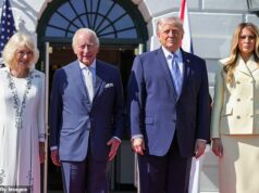 Leitor labial revela o aviso particular de Trump a Charles momentos após sua chegada… e o rei acenando para ele: ‘Discutiremos isso mais tarde’ O presidente Donald Trump e a primeira-dama Melania Trump deram as boas-vindas ao rei Charles e à rainha Camilla na Casa Branca na segunda-feira, quando a realeza iniciou sua viagem de quatro dias aos EUA.