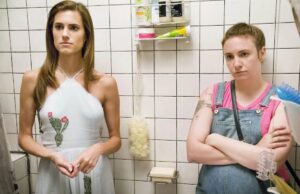 Lena Dunham está pronta para fazer um filme de ‘garotas’: ‘Eu seria uma pessoa muito mais divertida para trabalhar agora’ | Vídeo Samara Tecendo em PRONTO OU NÃO 2: AQUI VEM EU. (Crédito: Searchlight Pictures/Pief Weyman)