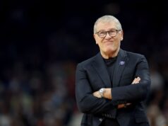 Lenda da WNBA exige que Geno Auriemma peça desculpas pela troca de Dawn Staley UConn head coach Geno Auriemma against South Carolina at Final Four