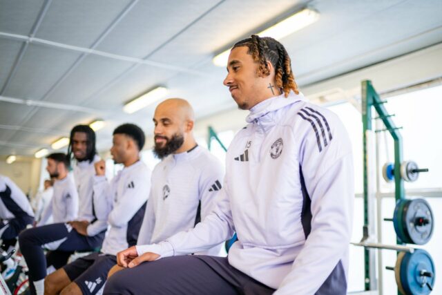 Leny Yoro envia mensagem no Instagram que pode ser uma forte resposta à piada de Paul Scholes
