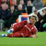 Lesão no tornozelo de Hugo Ekitike exclui atacante do Liverpool do confronto com o Man Utd