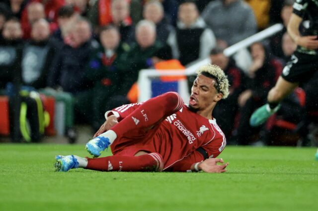 Lesão no tornozelo de Hugo Ekitike exclui atacante do Liverpool do confronto com o Man Utd
