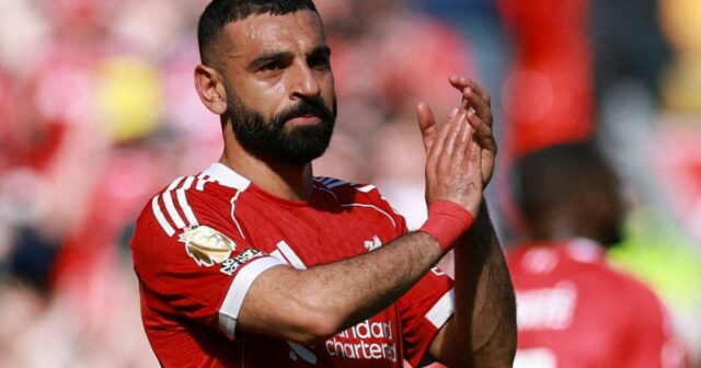 Futebol Futebol - Premier League - Liverpool x Crystal Palace - Anfield, Liverpool, Grã-Bretanha - 25 de abril de 2026 Mohamed Salah do Liverpool com o técnico Arne Slot após ser substituído REUTERS/Phil Noble SOMENTE PARA USO EDITORIAL. NÃO UTILIZAR COM ÁUDIO, VÍDEO, DADOS, LISTAS DE FIXTURES, LOGOTIPO DE CLUBE/LIGA NÃO AUTORIZADOS OU SERVIÇOS 'AO VIVO'. USO ONLINE NA PARTIDA LIMITADO A 120 IMAGENS, SEM EMULAÇÃO DE VÍDEO. NÃO UTILIZAÇÃO EM APOSTAS, JOGOS OU PUBLICAÇÕES DE CLUBE/LIGA/JOGADOR ÚNICO. ENTRE EM CONTATO COM SEU REPRESENTANTE DE CONTA PARA MAIS DETALHES.
