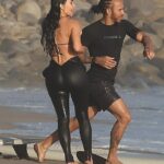 Kim Kardashian foi vista beijando Lewis Hamilton pela primeira vez quando eles foram vistos em uma praia em Malibu na terça-feira