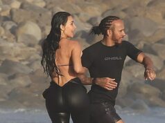 Lewis Hamilton apalpa Kim Kardashian enquanto eles se beijam no oceano depois de tornar público o romance Kim Kardashian foi vista beijando Lewis Hamilton pela primeira vez quando eles foram vistos em uma praia em Malibu na terça-feira