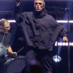 Liam Gallagher brinca sobre a indução ao Hall da Fama do Rock and Roll do Oasis: 'Eu sonhei com isso quando era um pequeno ninguém cantando no chuveiro'