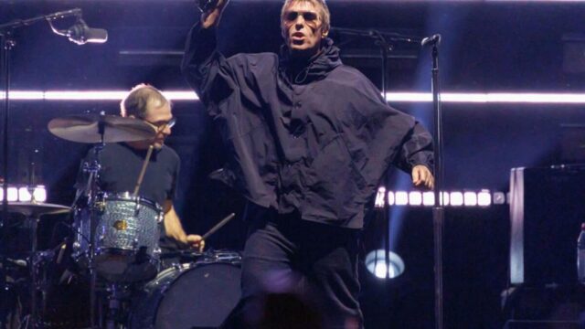 Liam Gallagher brinca sobre a indução ao Hall da Fama do Rock and Roll do Oasis: 'Eu sonhei com isso quando era um pequeno ninguém cantando no chuveiro'
